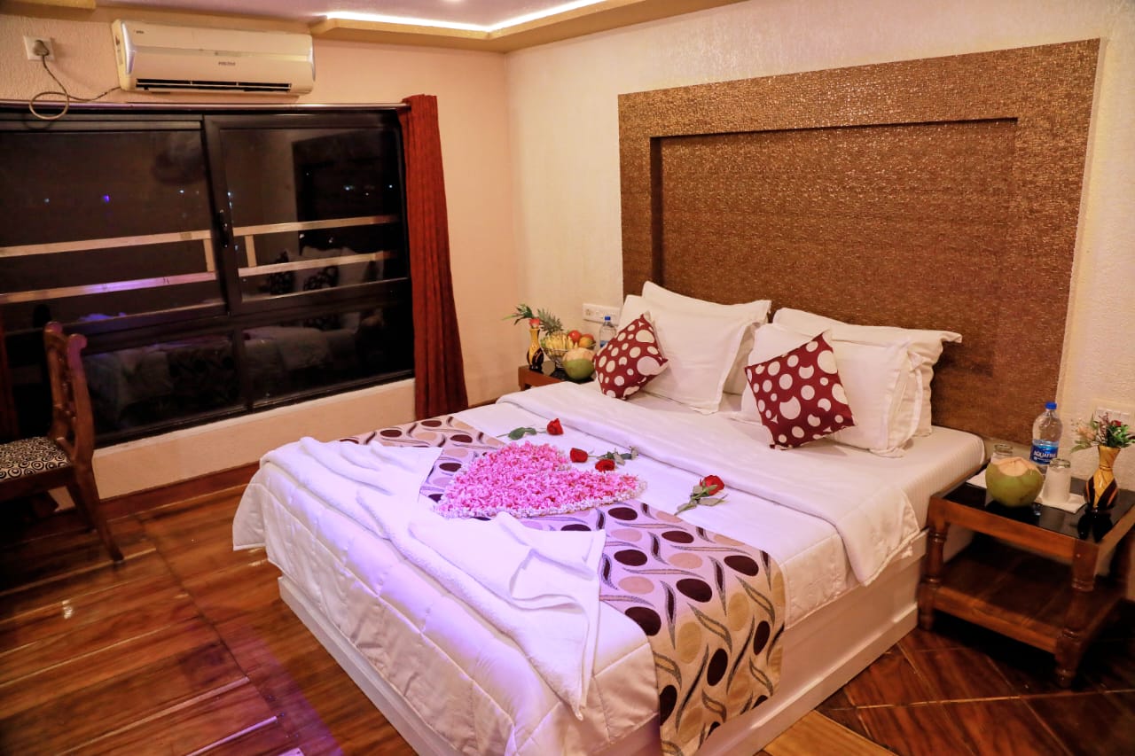 Honeymoon Special Houseboat Package Alleppey Kerala